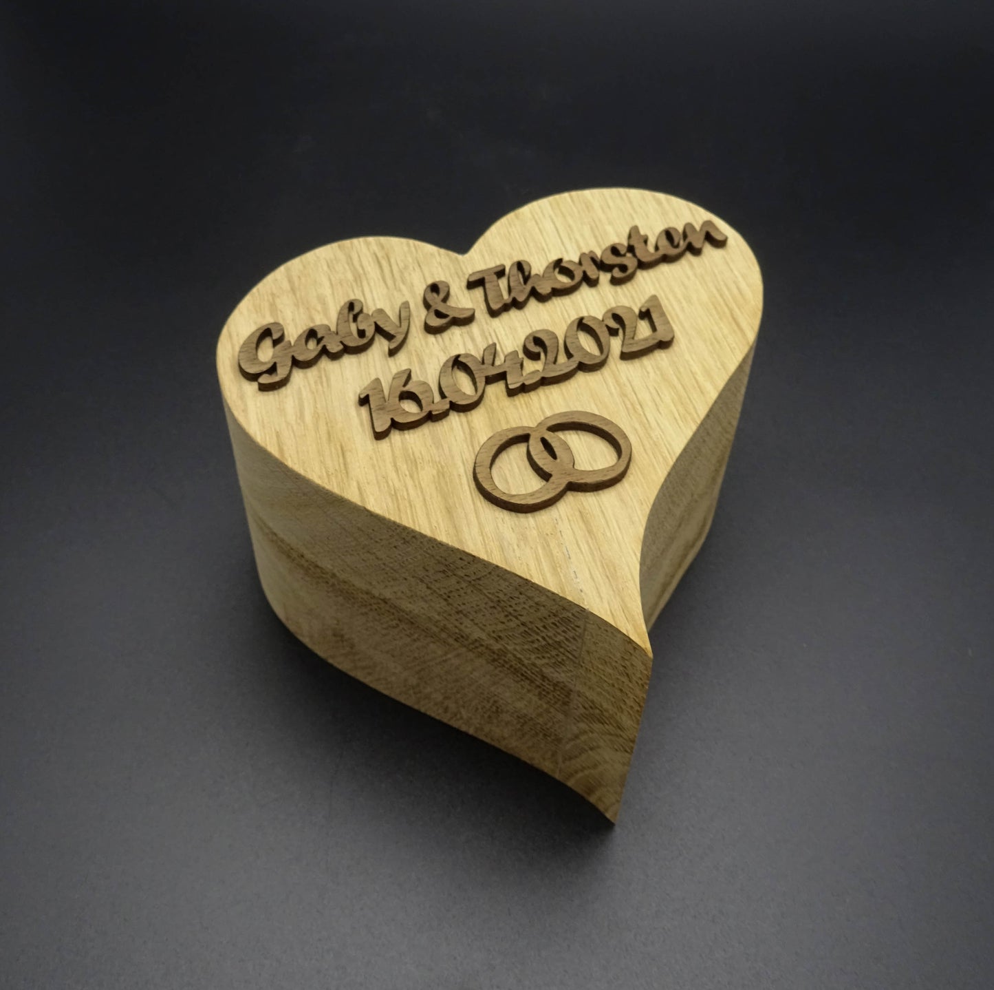 Hochzeitskerze Eiche massiv verbunden durch ein Herz mit Namen und Blümchengravur