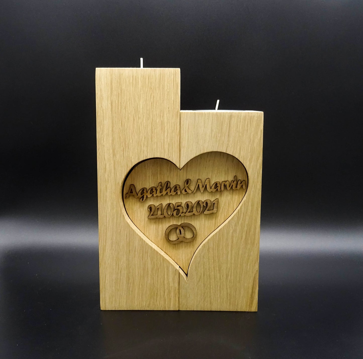 Hochzeitskerze Eiche massiv verbunden durch ein Herz mit Namen inkl. Tragebrett