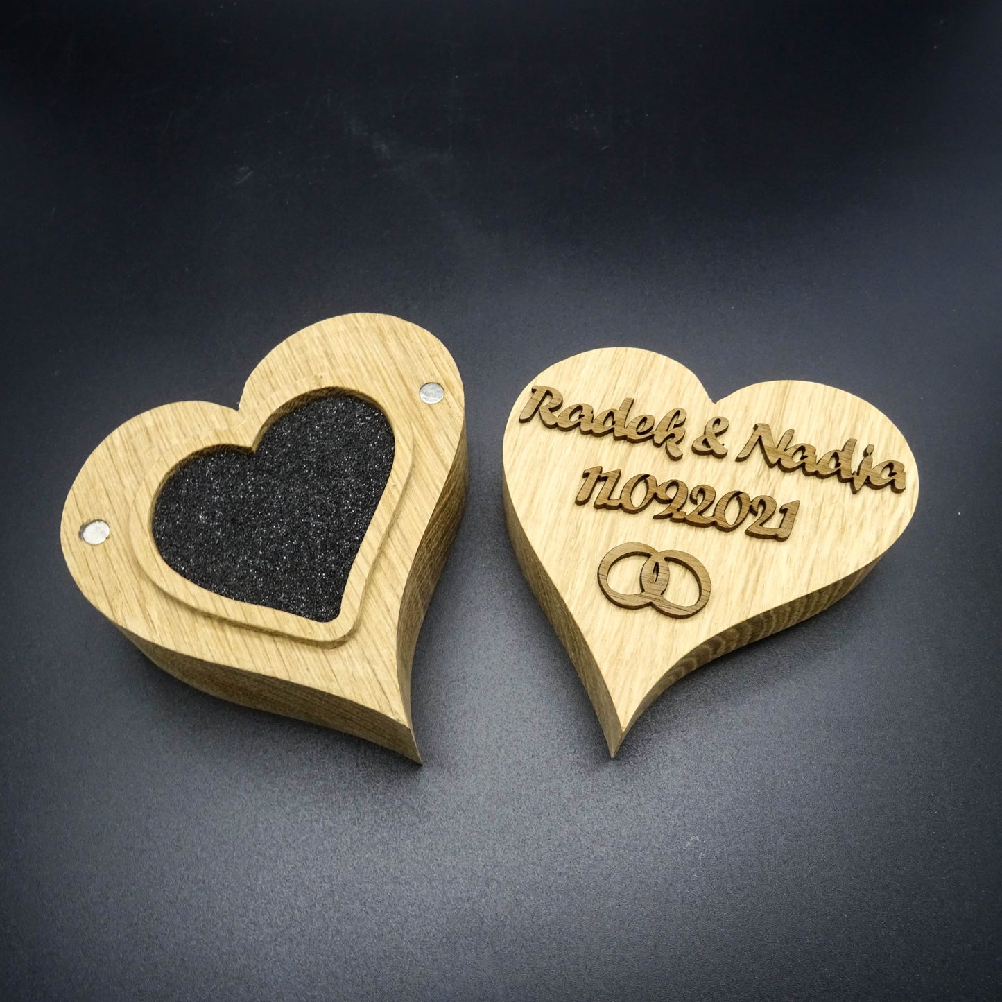 Hochzeitskerze Eiche massiv verbunden durch ein Herz (optional ausgeführt als Ringbox) mit Namen