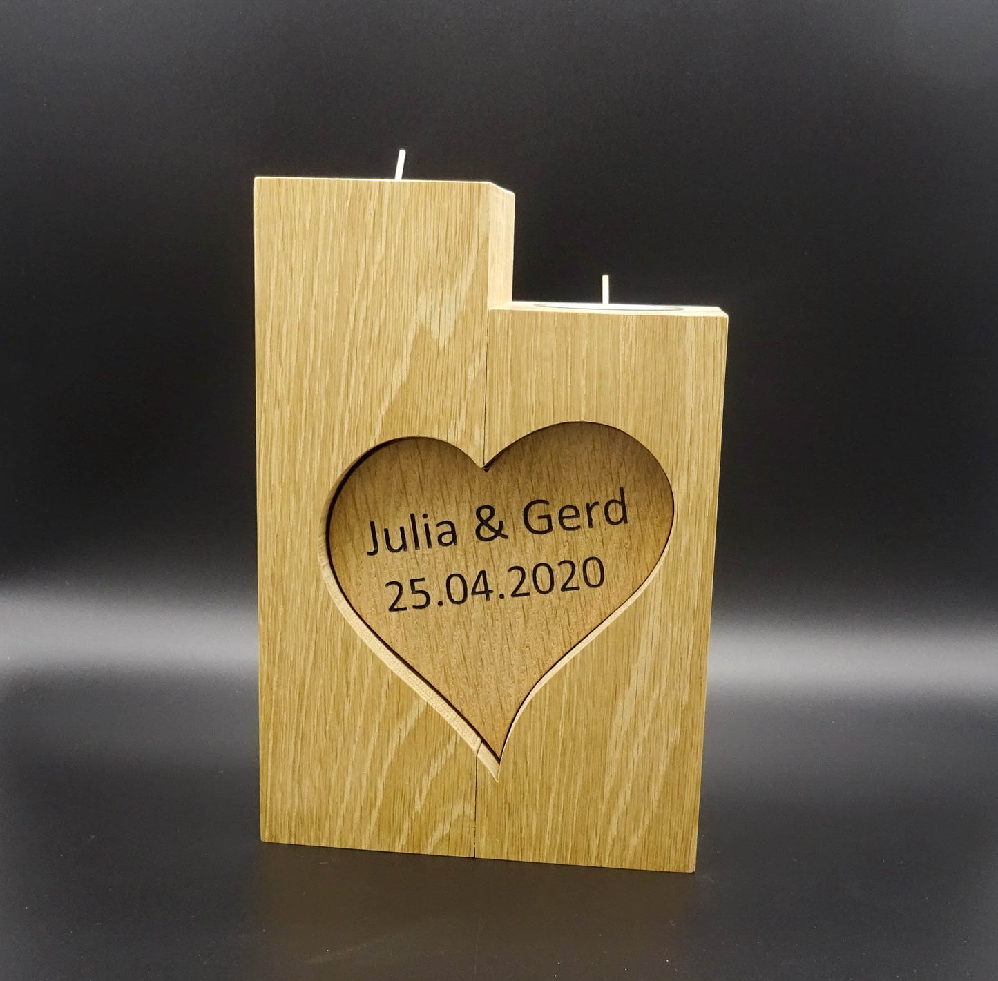 Hochzeitskerze Eiche massiv verbunden durch ein Herz (optional ausgeführt als Ringbox) mit gravierten Namen und Datum