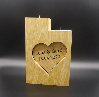 Hochzeitskerze Eiche massiv verbunden durch ein Herz (optional ausgeführt als Ringbox) mit gravierten Namen und Datum