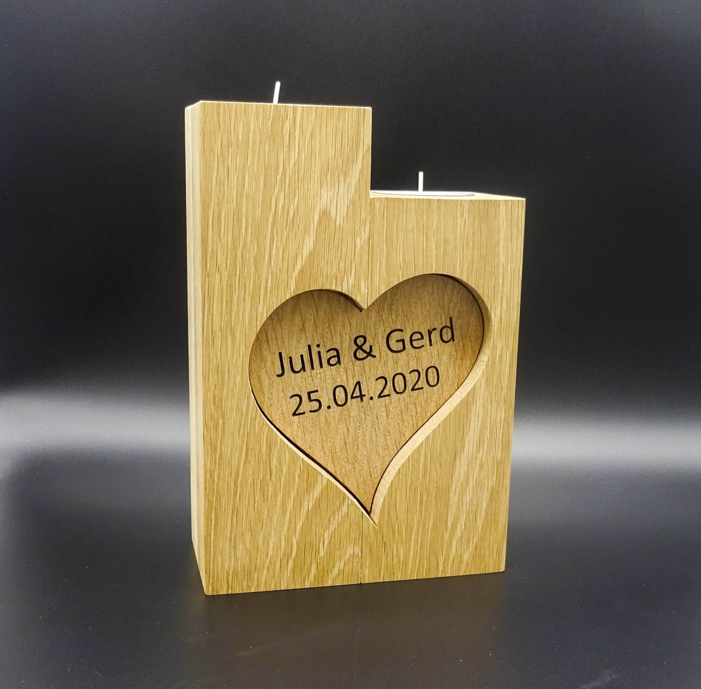 Hochzeitskerze Eiche massiv verbunden durch ein Herz (optional ausgeführt als Ringbox) mit gravierten Namen und Datum