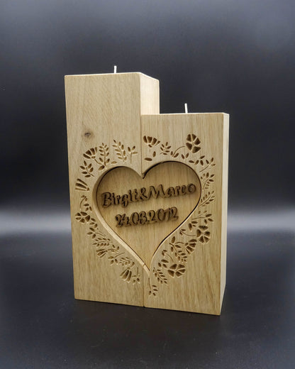Hochzeitskerze Eiche massiv verbunden durch ein Herz mit Namen und Blümchengravur