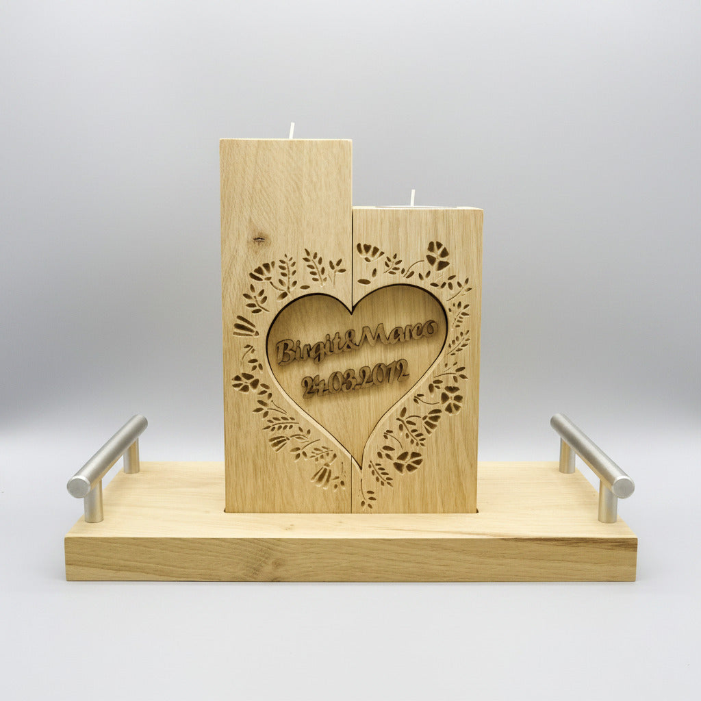 Hochzeitskerze Eiche massiv mit Blümchengravur, Herz aus Nussbaumholz – Rückansicht