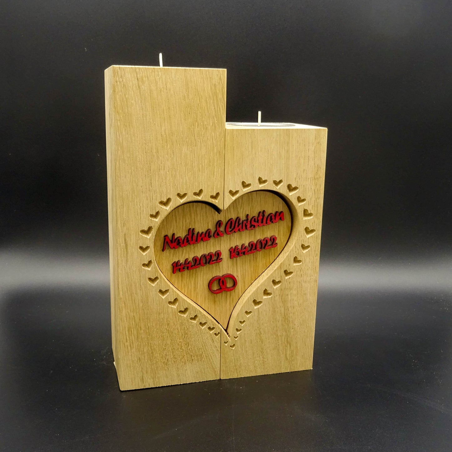 Hochzeitskerze Eiche massiv verbunden durch ein Herz mit Namen eingerahmt in Herzchengravur
