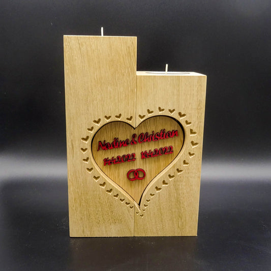 Hochzeitskerze Eiche massiv verbunden durch ein Herz mit Namen eingerahmt in Herzchengravur