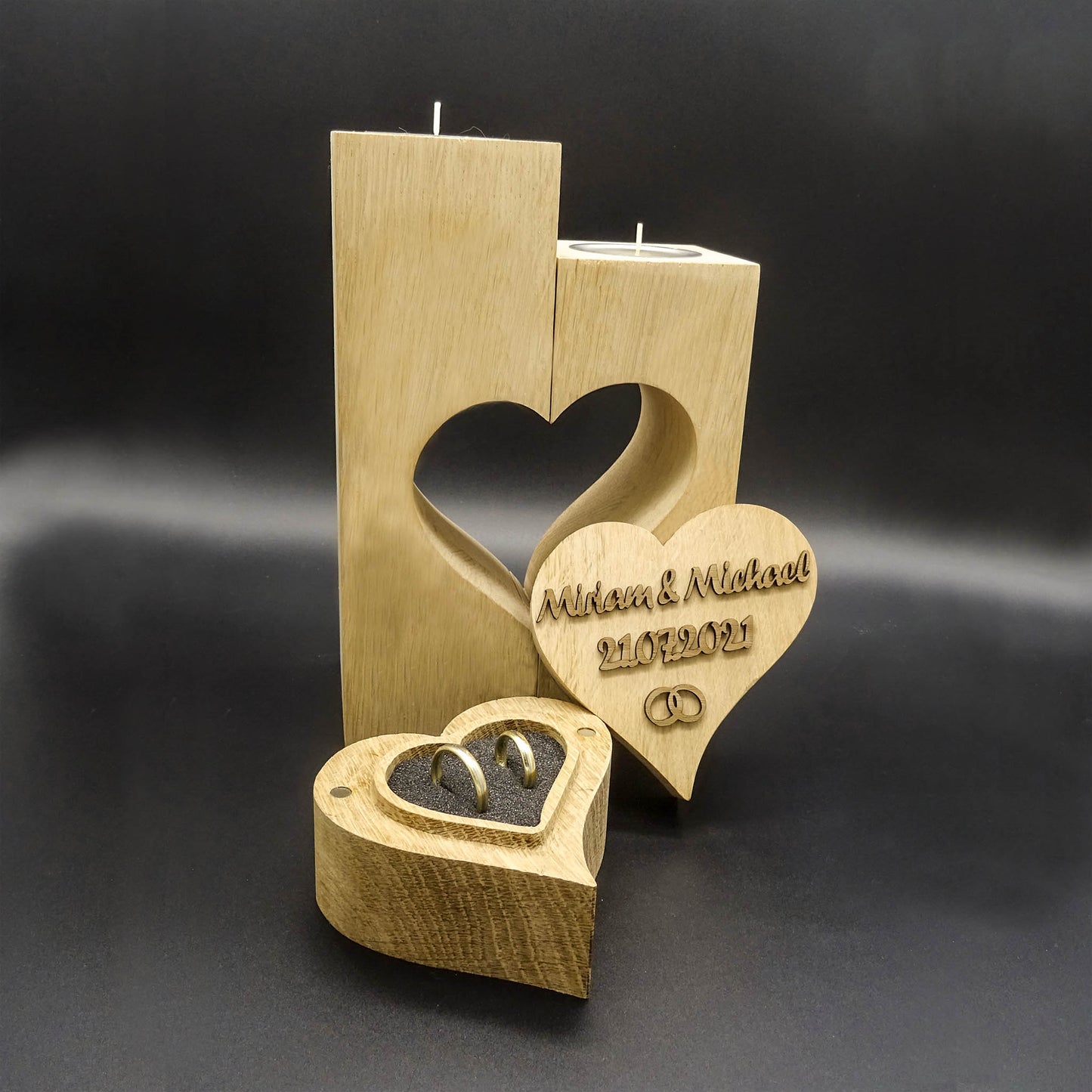 Hochzeitskerze Eiche massiv verbunden durch ein Herz (optional ausgeführt als Ringbox) mit Namen
